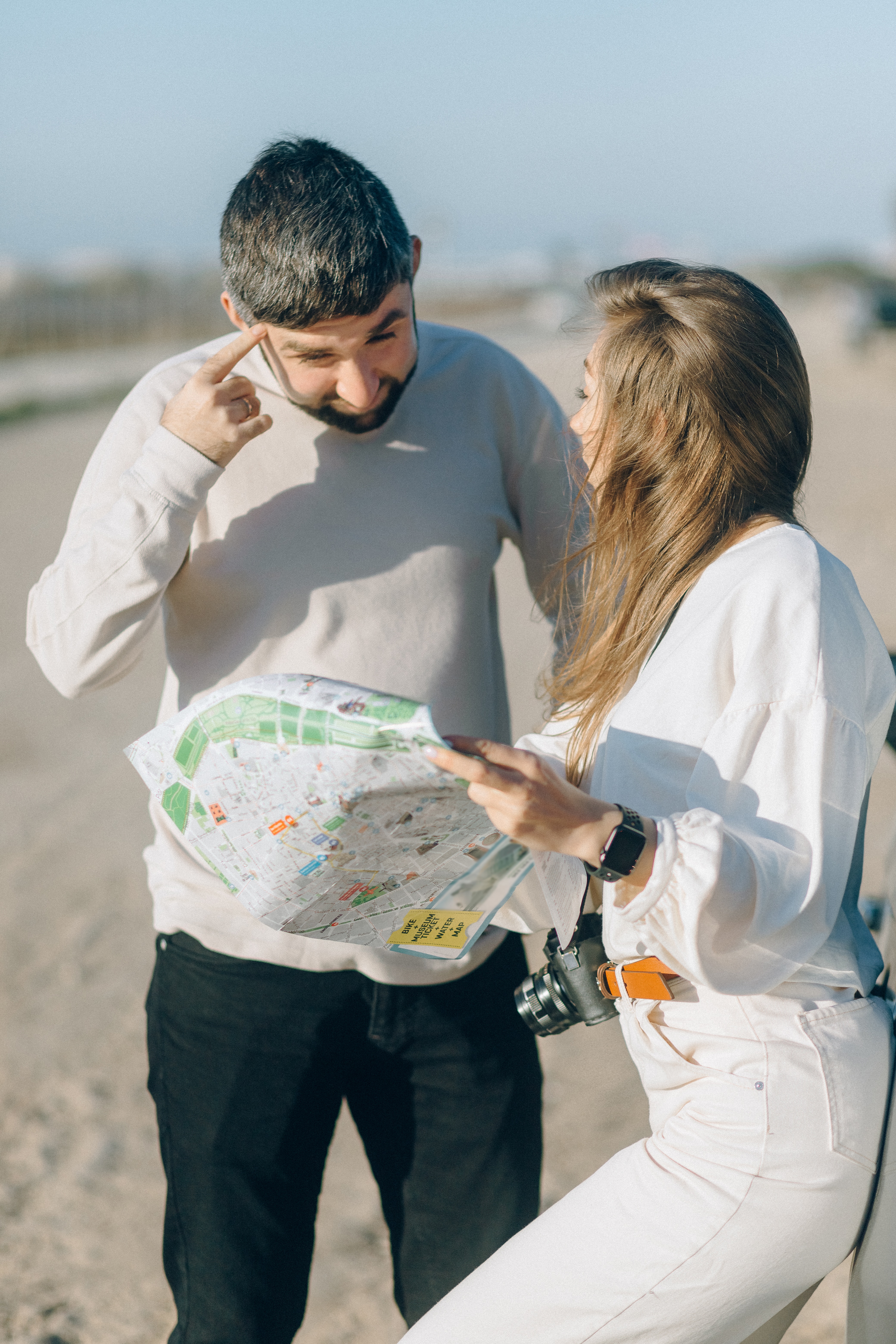 Esta imagen muestra a un hombre hablando con una mujer con mapa