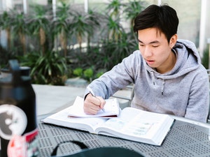 Esta imagen muestra un chico escribiendo
