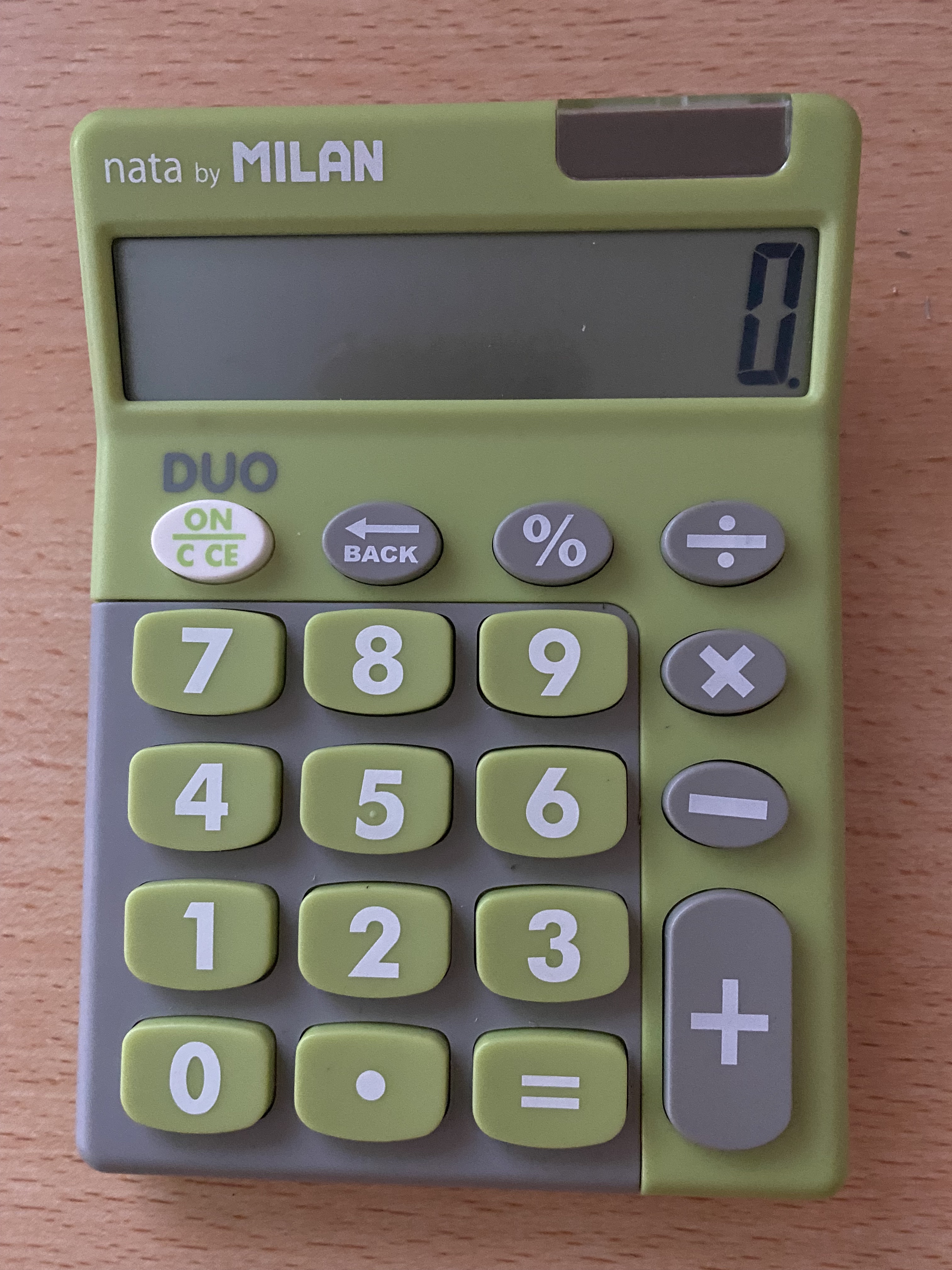 Fotografía de una calculadora escolar de color verde