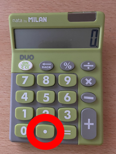Fotografía de una calculadora escolar verde en la que se resalta en color rojo la tecla 'punto'