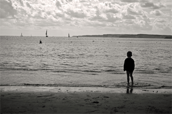 Niño contemplando el mar