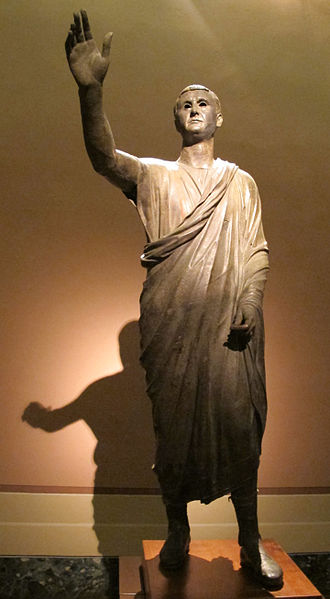 Estatua de un orador con la mano levantada