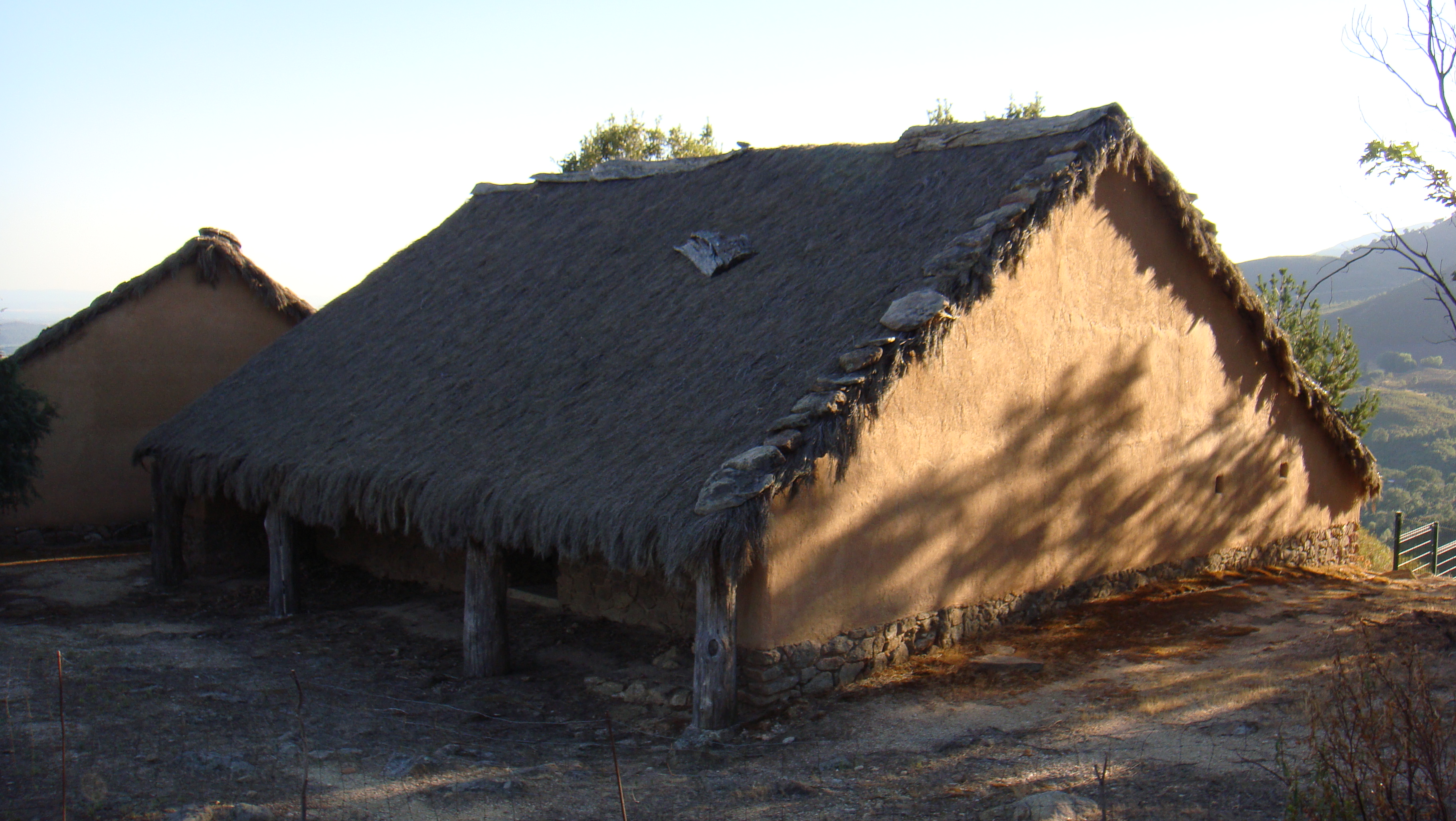 Vivienda reconstruida de la Edad del Hierro