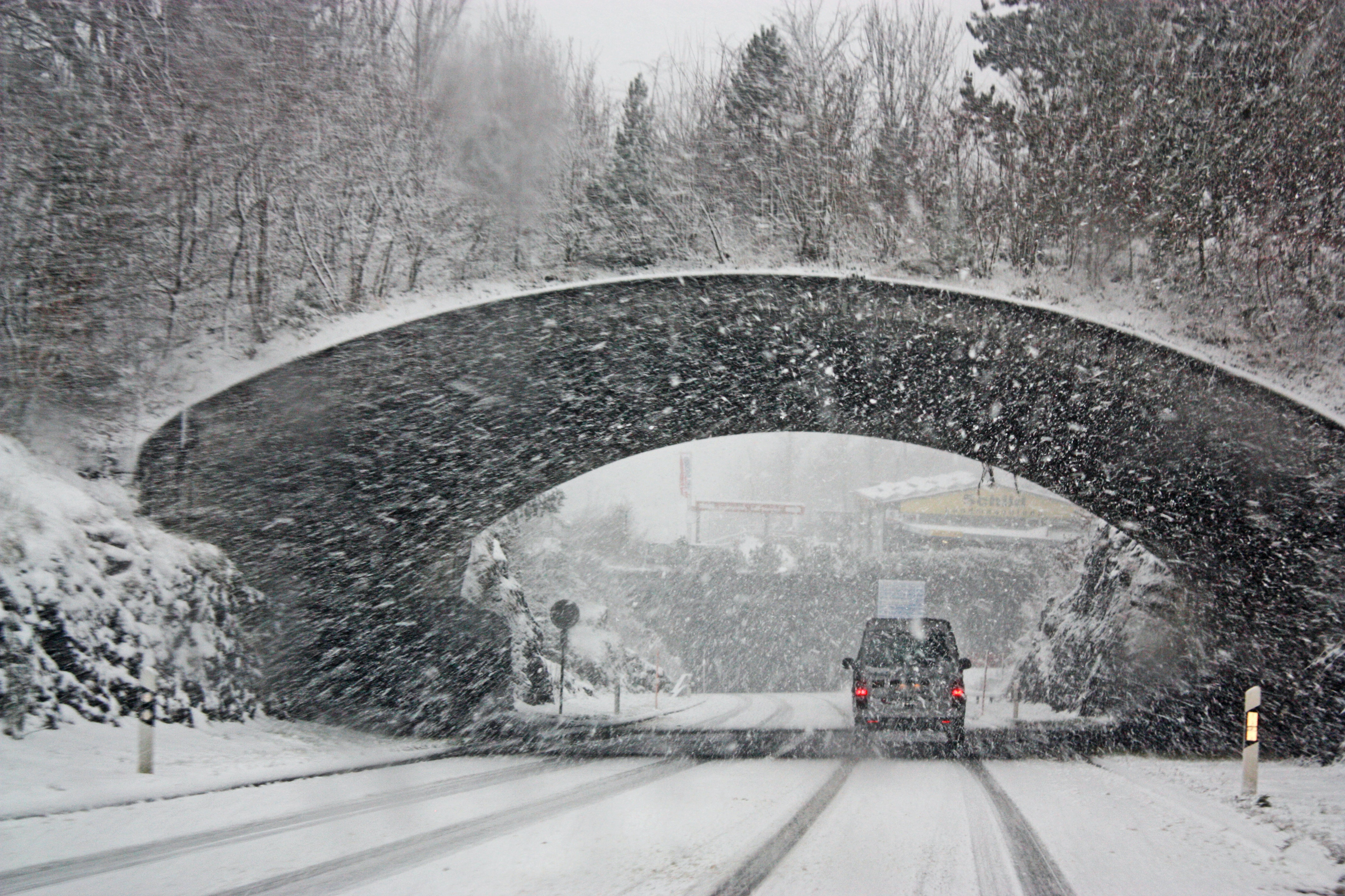 Imagen de un puente bajo una fuerte ventisca helada