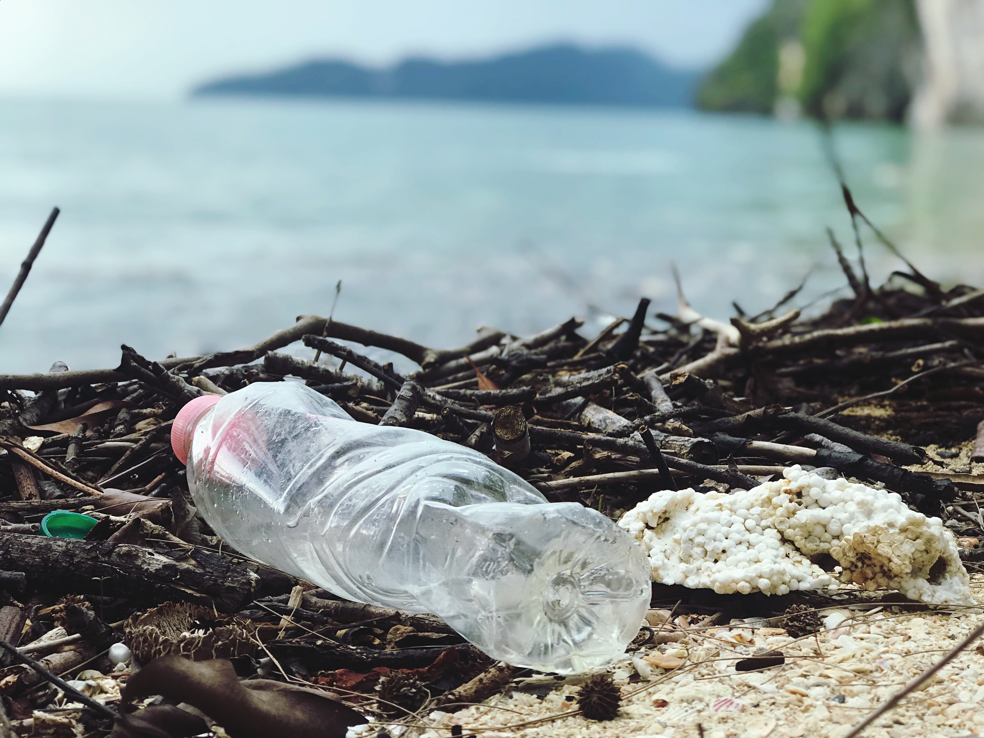 Botella de plástico en la arena