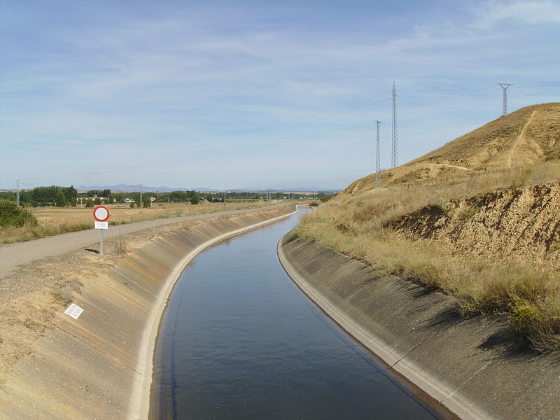 Canal de Porma a su paso por la ciudad romana de Lancia