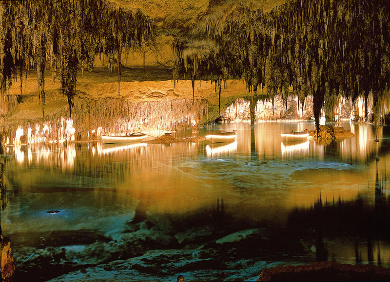 Lago subterráneo en las cuevas del Drach