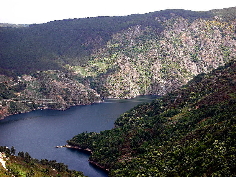 Embalse de Peares entre las provincias de Orense y Lugo