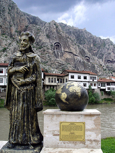 Estatua de Estrabón en Amasia
