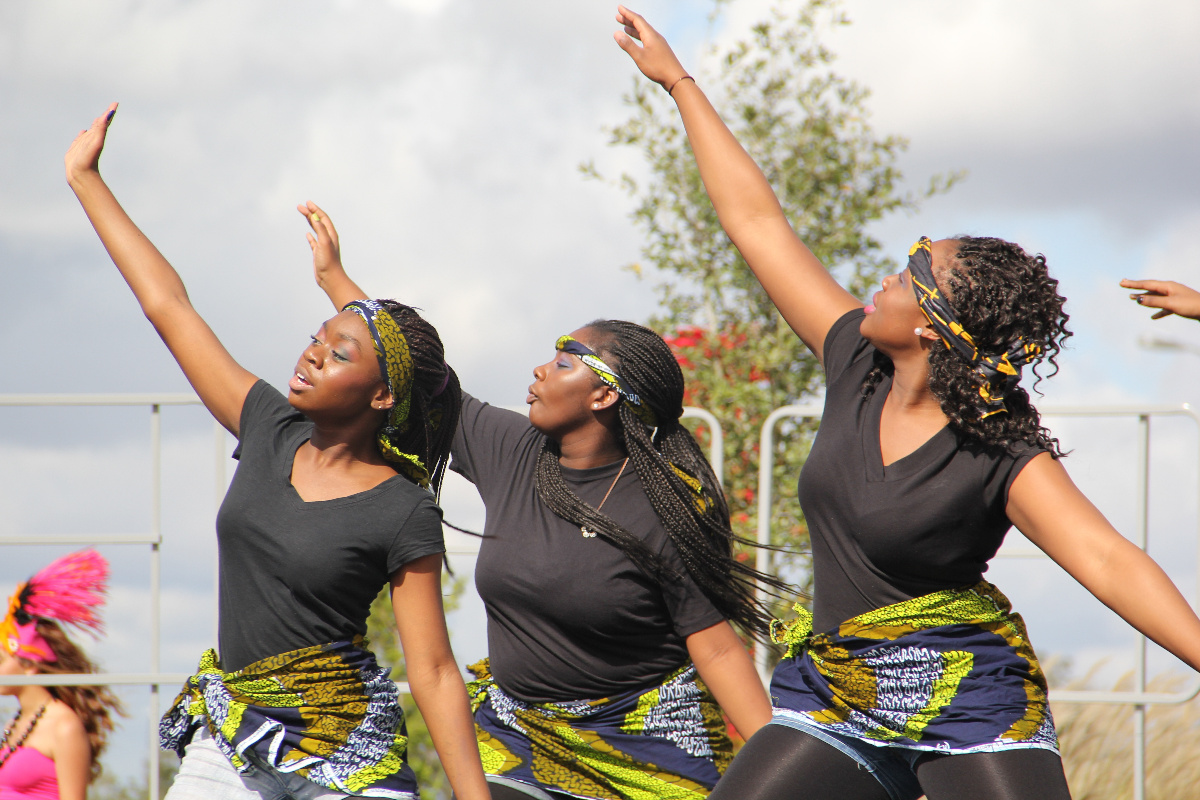 Danza de mujeres en Ghana. Danza de mujeres en Ghana.