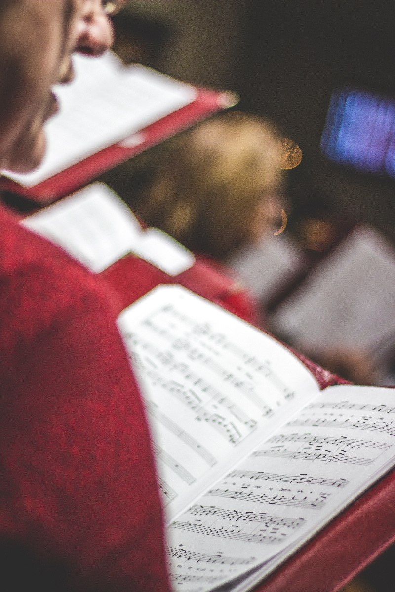 Cantor con partitura. Cantor con partitura.