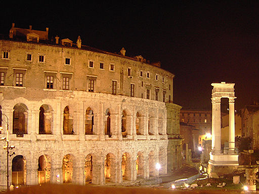 Fotografía nocturna del teatro Marcelo de Roma