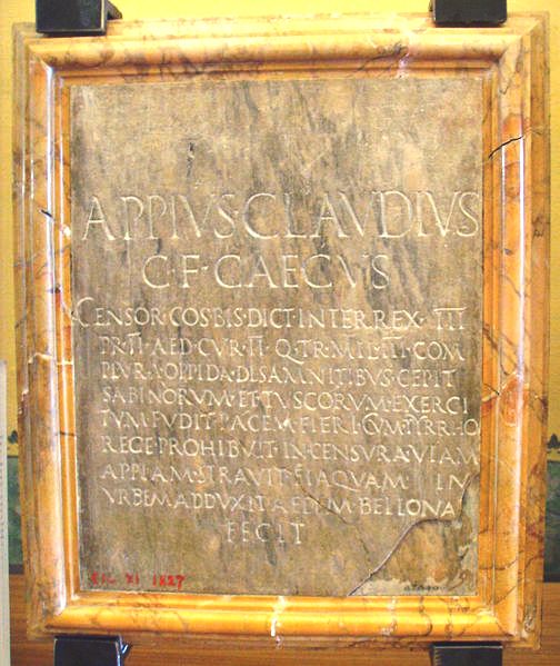 Inscripción honoraria dedicada a Apio Claudio el Ciego en Arezzo