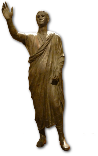 Escultura que representa a un orador con la mano alzada