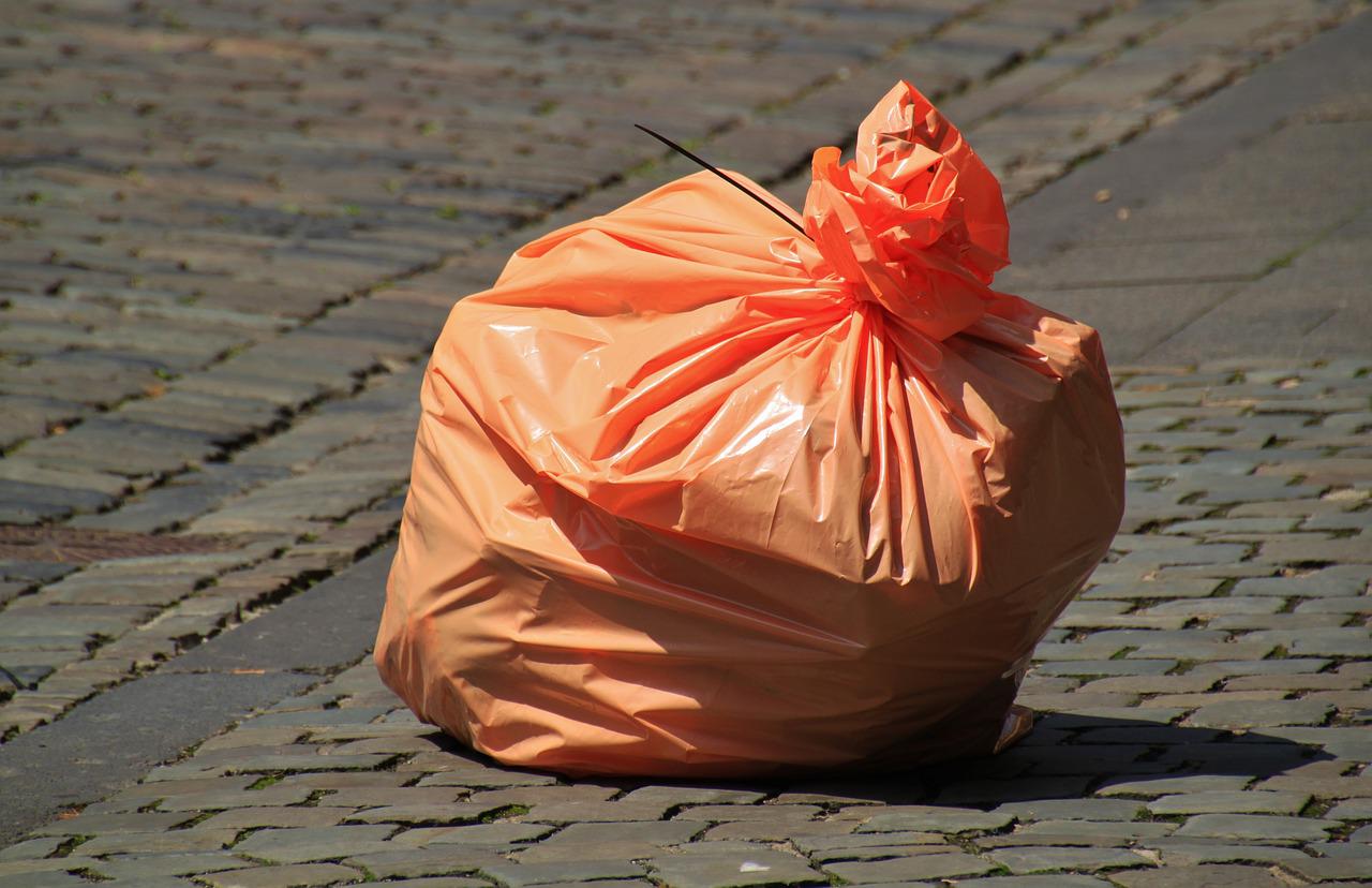 Bolsa de basura a plena luz del día