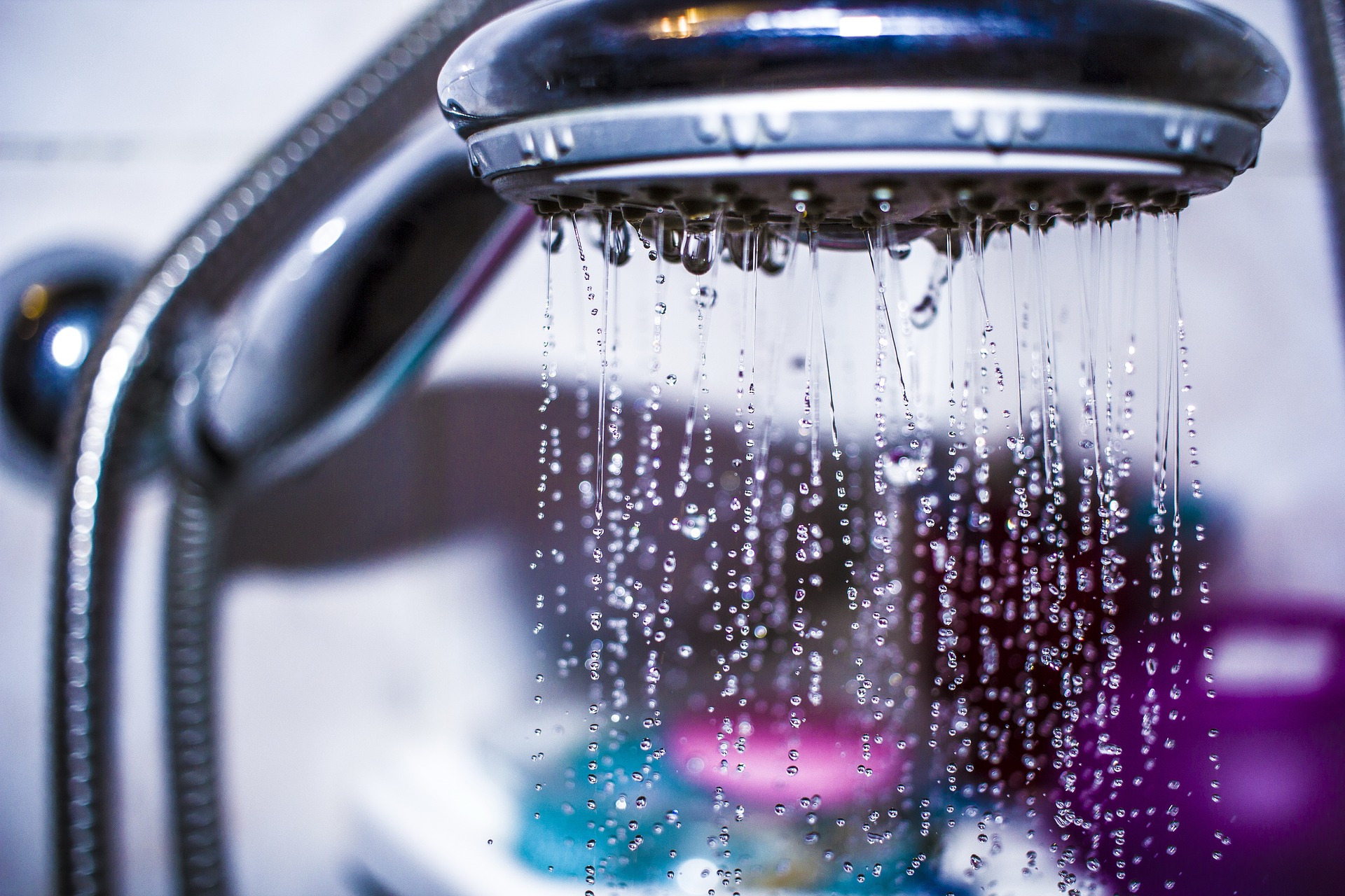 Agua saliendo por la manguera de una ducha