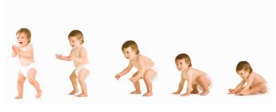 Varias imágenes que representan todos los pasos de un bebé para ponerse en pie.