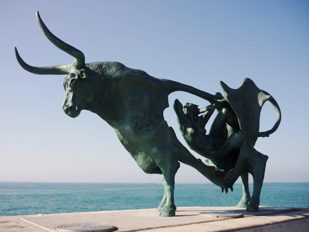 La escultura, de Oscar Estruga, en Vilanova i la Geltru, representa a Pasífae en el interior de la falsa vaca que para ella construyó Dédalo