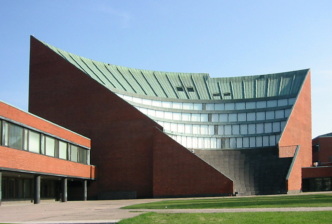 Exterior del auditorio de la Universidad Politécnica de Helsinki. Aalto