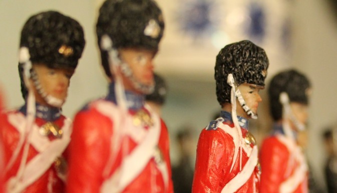 Muñecos de soldados de plomo vestidos de rojo y azul