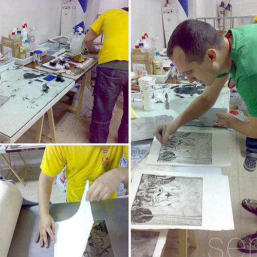 Artista en su taller de grabado