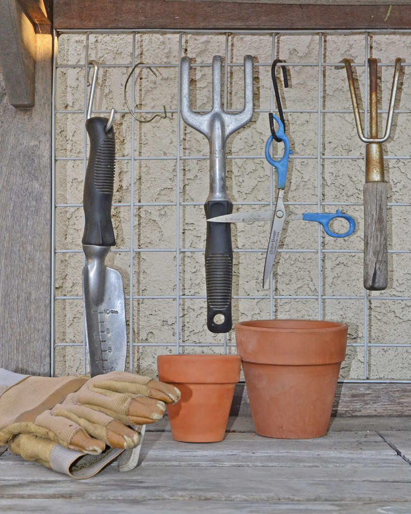 En la imagen aparecen herramientas de jardinería.