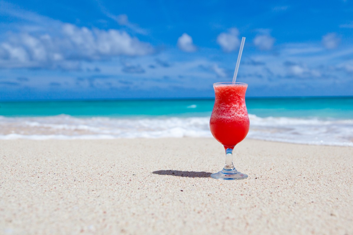 Copa de cocktail en un fondo de playa