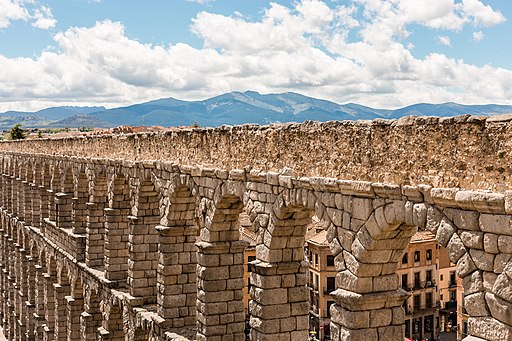 Vista del acueducto de Segovia con la Sierra de Guadarrama al fondo