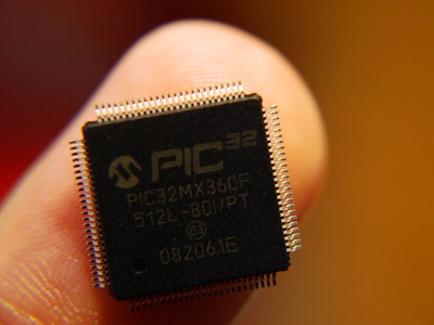 Imagen que muestra el microcontrolador de la placa micro:bit