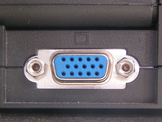 Imagen que muestra un conectos DE-15 del cable VGA para puerto serie de ordenador personal