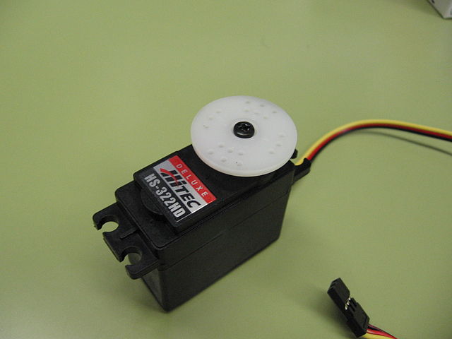 Imagen que muestra un servomotor con su cable de conexión