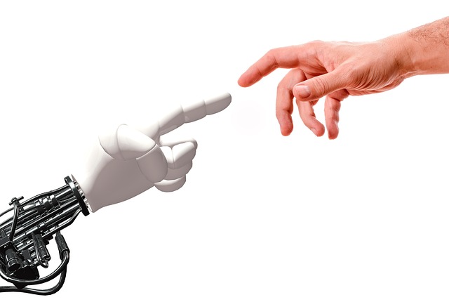 Imagen que representa la similitud entre los robots y los seres humanos representada en el contacto entre sus brazos