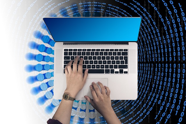 Imagen que representa una persona programando en un ordenador portátil