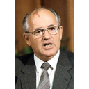Mijaíl Gorbachov es un abogado y político ruso que fue secretario general del Comité Central Partido Comunista de la Unión Soviética desde 1985 hasta 1991 y jefe de Estado de la Unión Soviética de 1988 a 1991. Recibió el Premio Nobel de la Paz en 1990 y actualmente es líder de la Unión de Socialdemócratas, un partido formado después de la disolución oficial del Partido Socialdemócrata de Rusia en 2007.