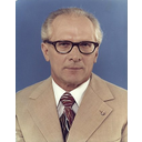 Hocneker: fue un político comunista alemán, dictador 1​ de la República Democrática Alemana (RDA). Se le acusó de ser responsable de la muerte de 200 personas, pero debido a su mala salud el juicio fue suspendidoEn 1971 se convirtió en secretario general del Partido Socialista Unificado de Alemania (SED) y entre 1976 y 1989 fue designado Presidente del Consejo de Estado de la RDA. 