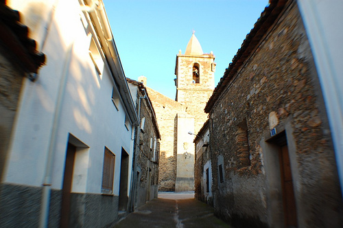 Calle de Mirabel con la Iglesia de Nuestra Sra. de la Asunción al fondo