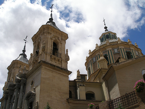 Basílica de San Juan de Dios. edificio barroco del siglo XVIII del que se va parte de su fachada y del exterior de la cúpula