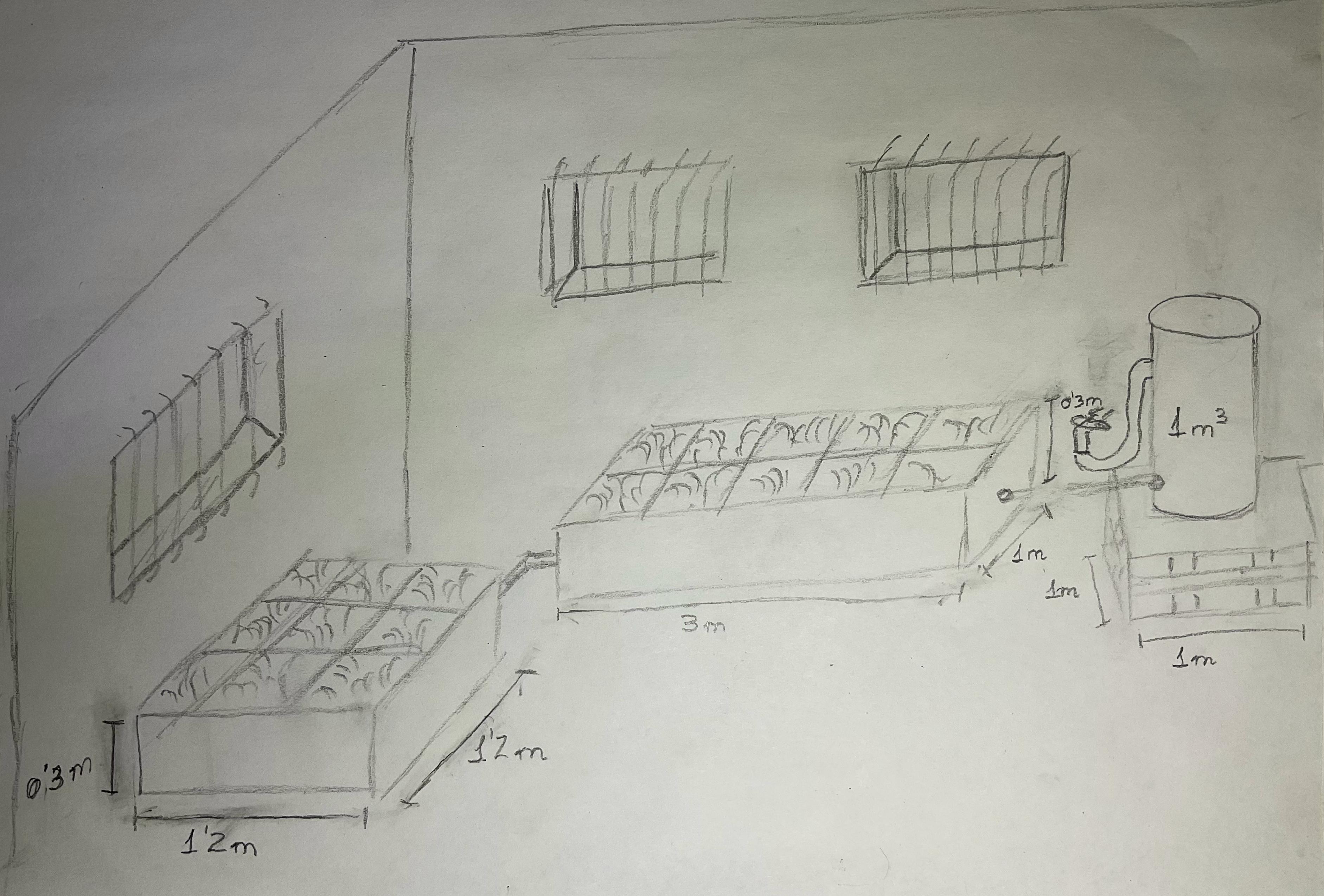 imagen de un boceto a lápiz en papel blanco con los elementos del huerto escolar. Se observa que está situado entre dos paredes. La de la izquierda con una ventana y la de la derecha con 2 ventanas. En el suelo, a la izquierda hay un cajón de huerto con forma cuadrada de 1,2 m de lado, y a la derecha, más arriba, un cajón de huerto con forma rectangular de 1 metro de ancho y 3 metros de largo. A su derecha hay un grifo y un depósito de agua de 1 metro cúbico. Los cajones de huerto indican que tienen 0,3 metros de altura en la realidad