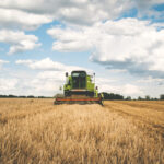 fotografía de una cosechadora recogiendo el cereal en una producción agraria