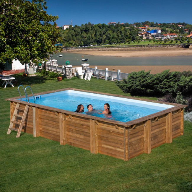 imagen donde se ve una pequeña piscina de superficie en el patio trasero de hierba de una finca, dentro de la cual hay 3 personas jóvenes tomando un baño