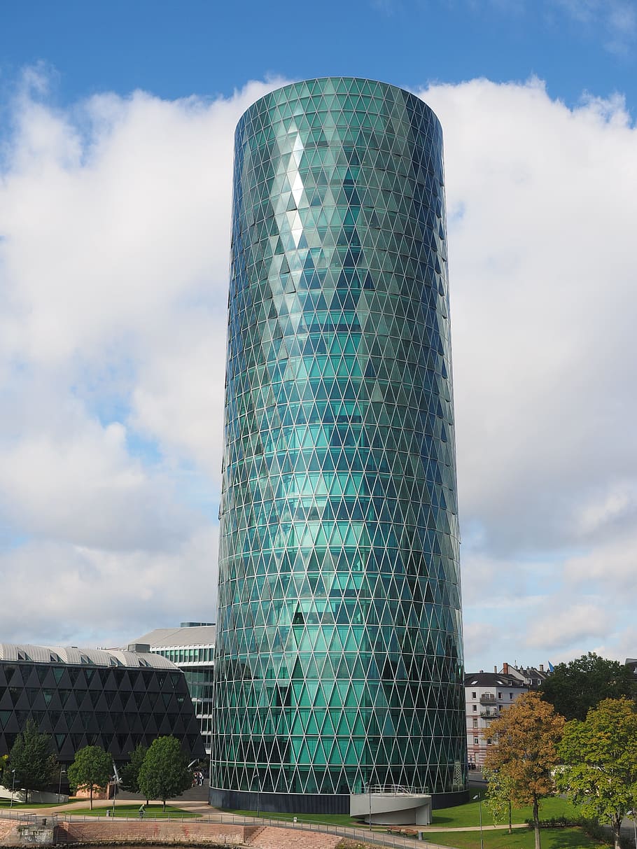 fotografía de un edificio con forma de cilindro