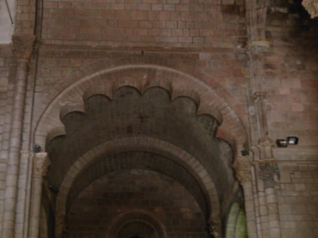 Arco lobluado en el interior de la iglesia románica de San Isidoro de León