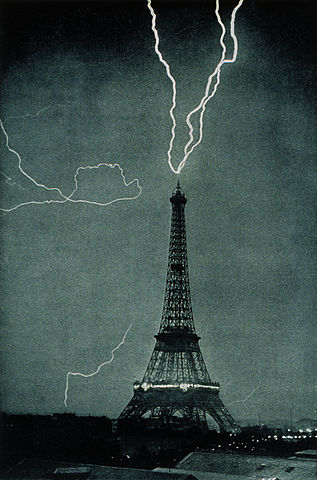 Fotografía de la Torre Eiffel siendo atravesada por un rayo. 1902