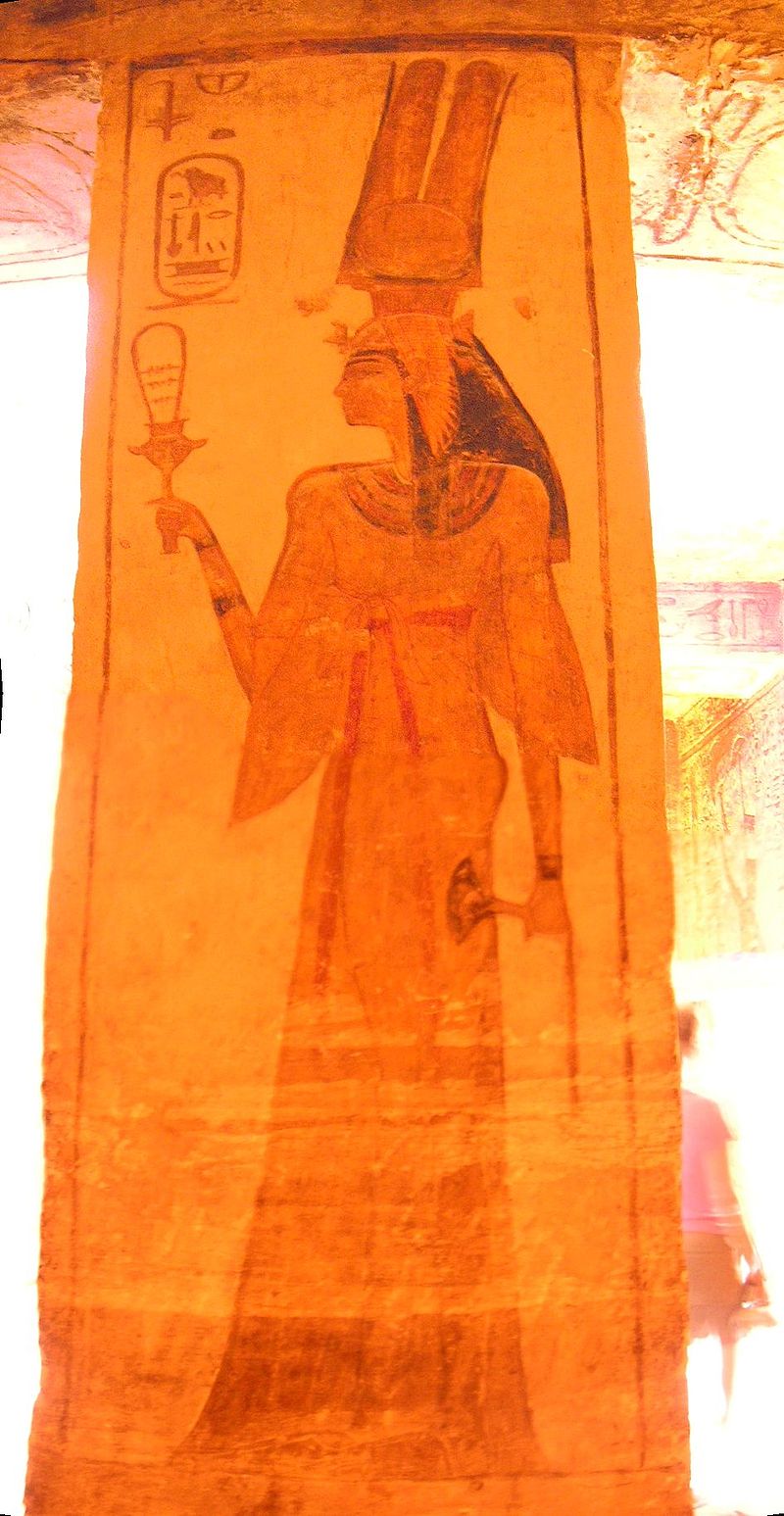 Nefertari tocando un sistro