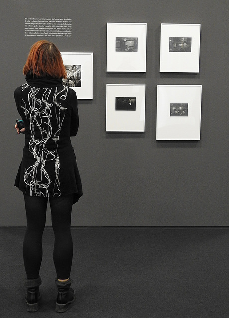 Mujer visitando una exposición de arte