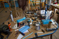 Mesa de herramientas en un taller de artista