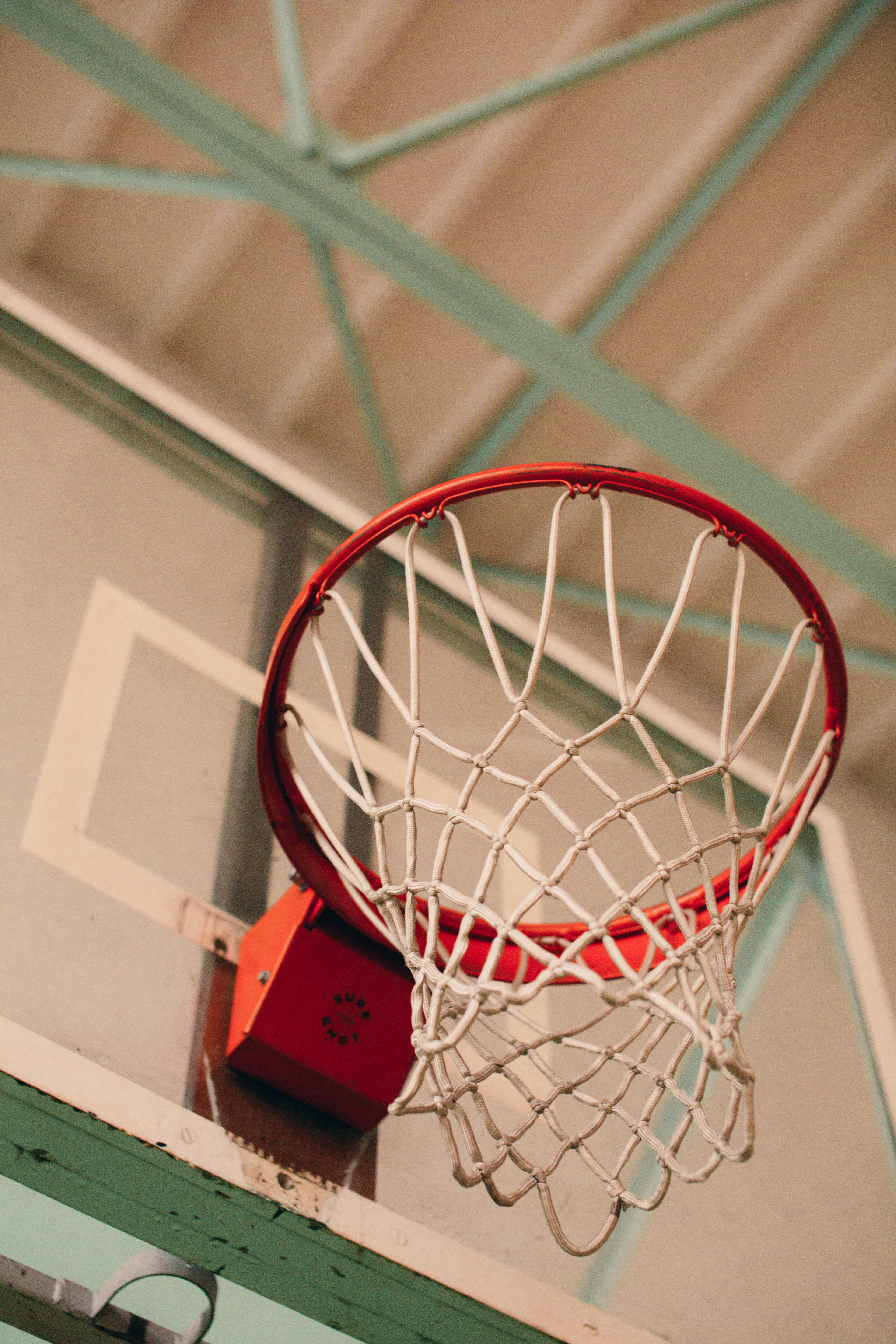canasta de baloncesto con aro rojo y red blanca