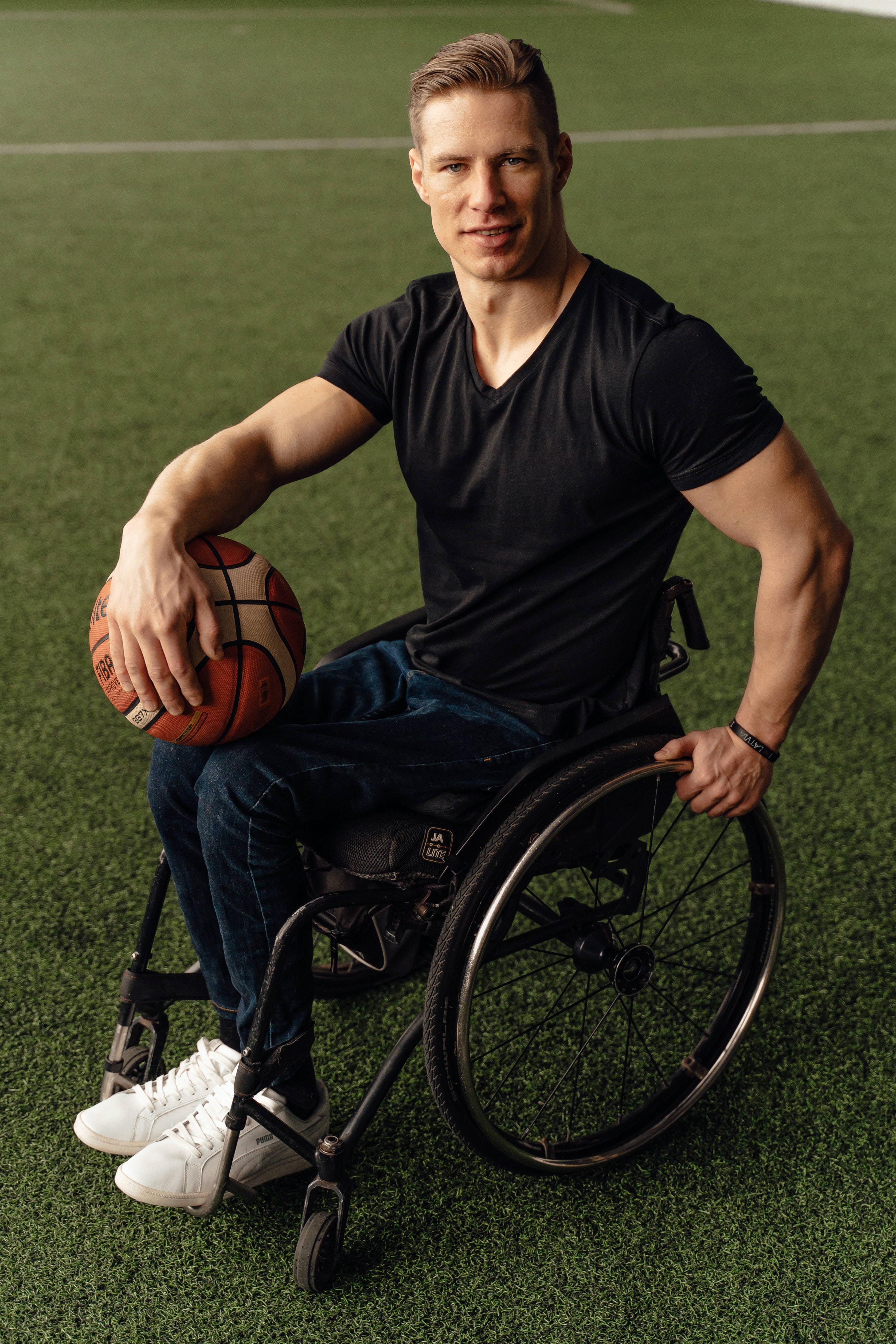 Chico en silla de ruedas sujetando un balón de baloncesto