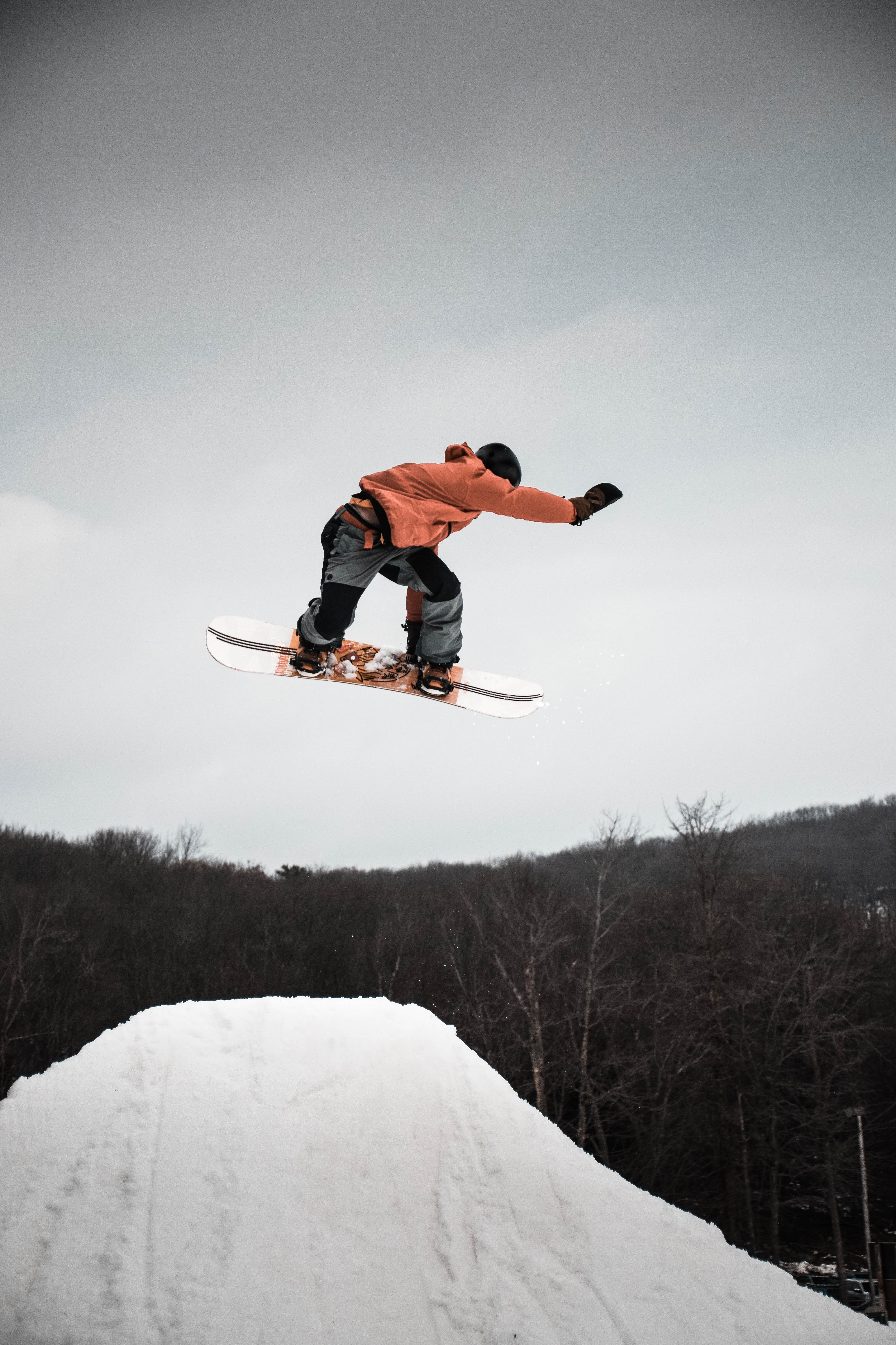 Snowboarder saltando