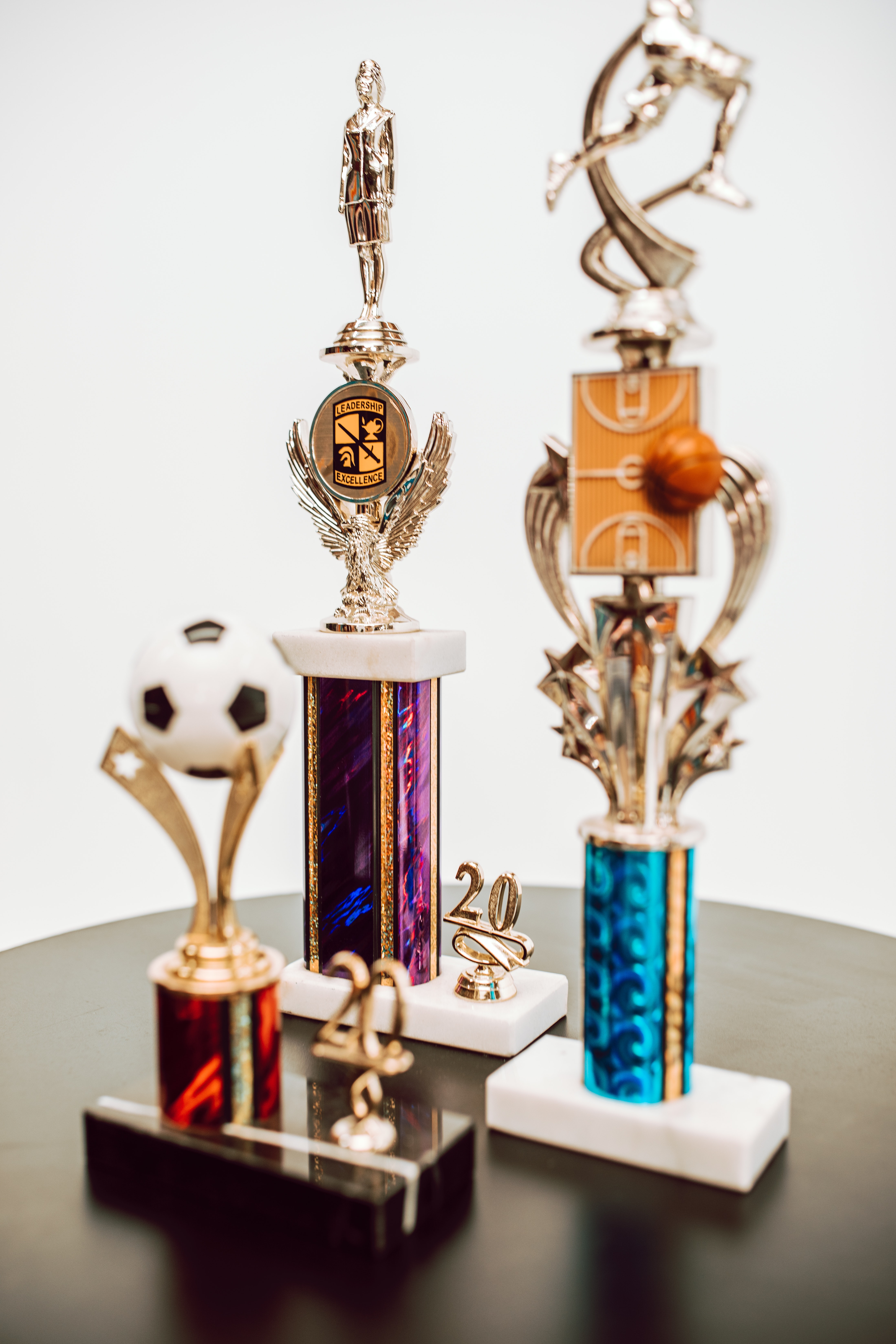 Tres trofeos de diferentes disciplinas deportivas